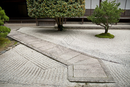 日本京都的日本传统石头花园图片