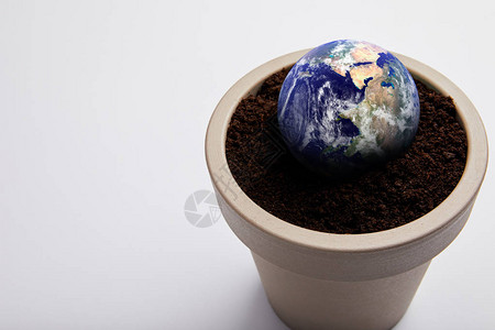 在花盆上放置的行星模型与土壤图片