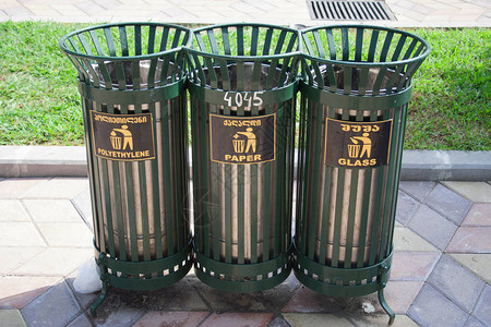 街道上的垃圾箱用于垃圾分类图片