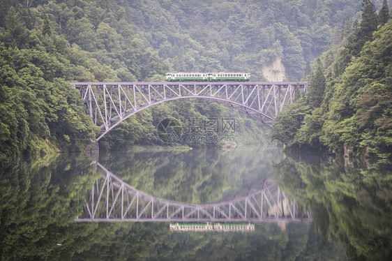 福岛县夏季的只见铁路线和只见川图片