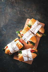 带培根奶酪西红柿和菠菜的新鲜面包三明治图片