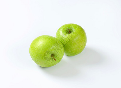 两个新鲜成熟的青苹果图片