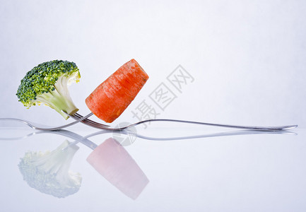 花椰菜和胡萝卜在两个互相图片