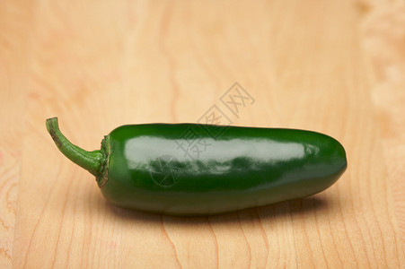 JalapenoPepper在砍木板上图片