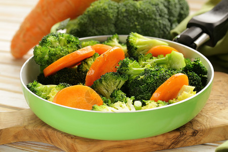 加胡萝卜和花椰菜混合蔬菜图片