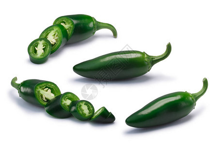 Jalapeeno辣椒钉子和整片胡椒绿色每个豆类的切碎路图片