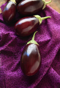 花布上的紫色茄子背景图片