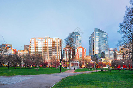 美国马萨诸塞州波士顿的波士顿公共园晚图片