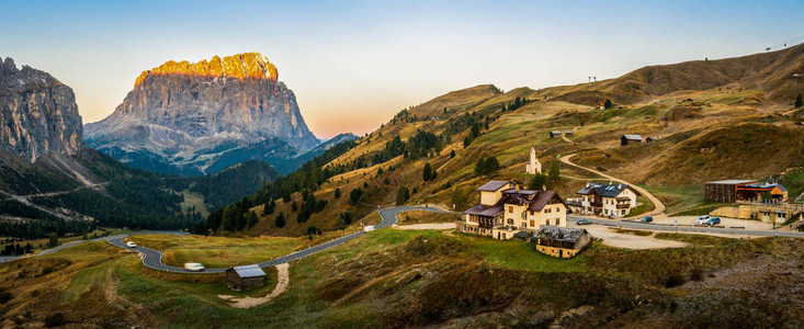 白云岩意大利全景观日出照耀着SassolungoLangkofelGroupPassoGardenaWesternDolomit背景图片