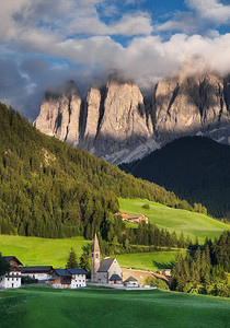 在意大利多洛米特阿尔卑斯山的Santa图片