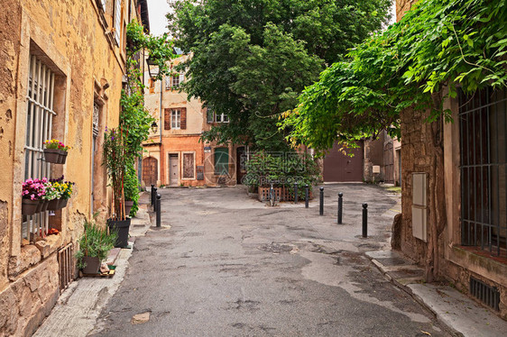 法国普罗旺斯州阿尔莱斯古城老的小巷图片