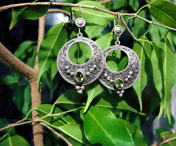 妇女民族的银耳环在宝石首饰上贴有图片