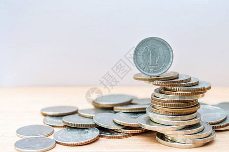 用于金融和商业概念的其他硬币堆积的日圆硬币图片