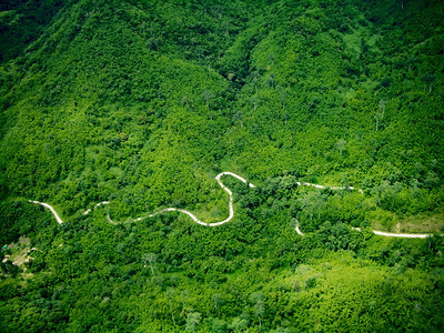 高山公路空中观察绿林中施压图片