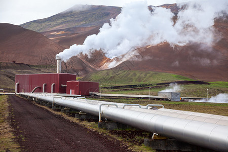 冰岛地热发电站的管道和蒸汽图片