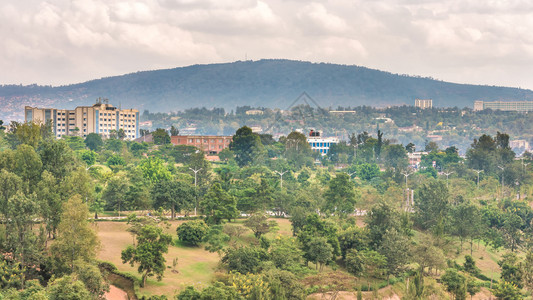 卢旺达的人均城市基加利从该市郊外山丘上背景图片