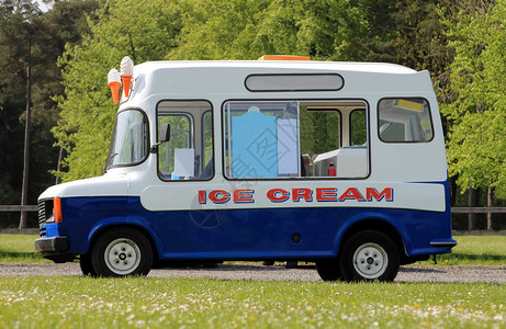 停在绿色乡村的冰淇淋车背景图片