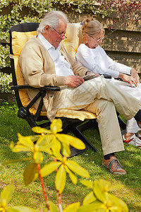 老夫妇坐在花园里看书夏天图片