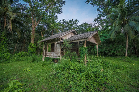 旧木废弃小屋与天空的风景图片