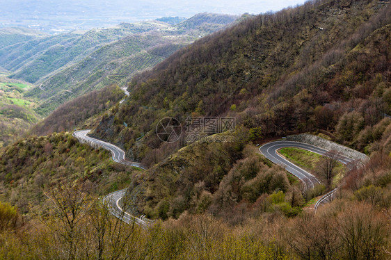 穿越意大利山地景观的长风路图片