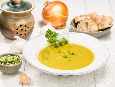 汤照片  |豌豆汤大和培根索普英国的经典食谱开胃菜经典滋味汤照片