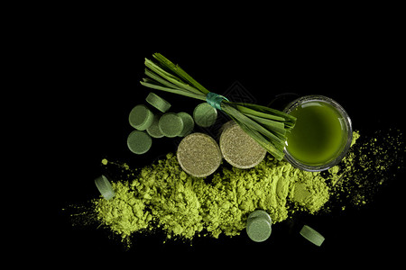 绿色食品补充剂小球藻螺旋藻小麦草药丸粉末片剂草叶和绿色汁液图片