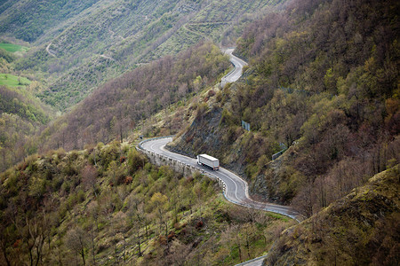 穿越意大利山地景观的长风路图片