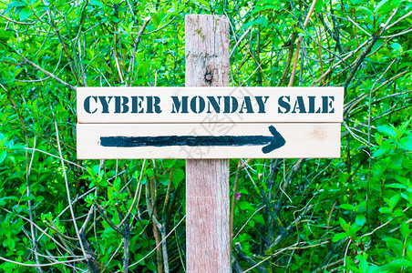 CYBERMonday销售周日写在方向木制标志上图片