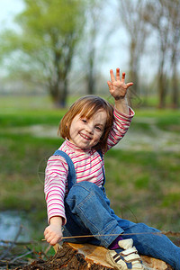 一个笑着的小女孩脸颊上有个大便坐在树图片