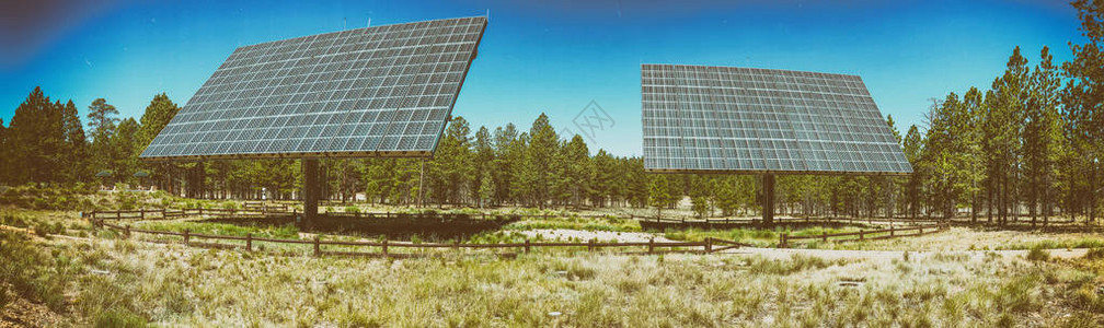 工业太阳能电池板的全景图片