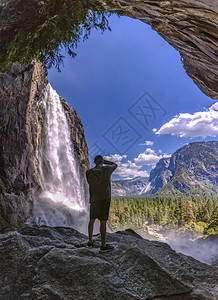 男人用广角拍摄优胜美地瀑布和山谷的照片图片