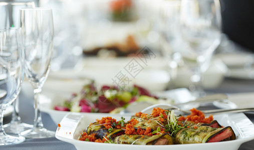 餐厅的传统法式餐点和小吃图片