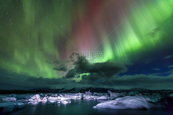 冰岛Jokulsarlon环礁湖上空的北图片