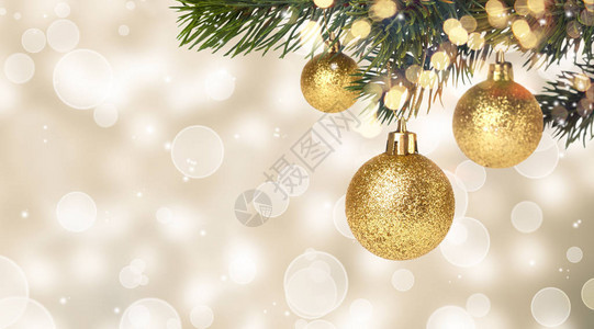 圣诞球挂在白雪皑的枞树上新年贺卡图片