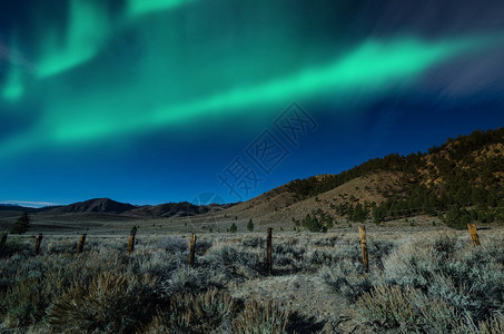 青绿的北光照耀着美丽的风景在夜空图片