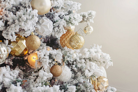装饰圣诞树带有灯光和人造雪的和白色装饰品节日问候的与文本的copyspace用复古背景图片
