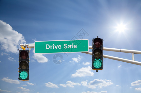 街道标志和交通灯光的图像其背景是蓝阳图片