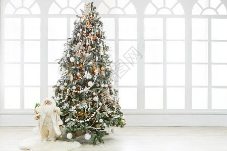 圣诞魔法背景客厅里装饰精美的圣诞树闪亮的灯光小玩意花环和玩具snata寒假神奇的气氛现代设计和装图片