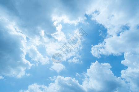 湛蓝的天空背景的云彩图片