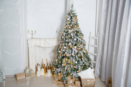 用各种礼物装饰圣诞树圣诞节和庆祝活动节日圣诞节场景圣诞树图片