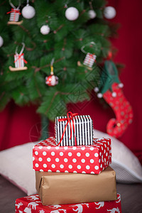圣诞礼物堆在圣诞树下背景图片