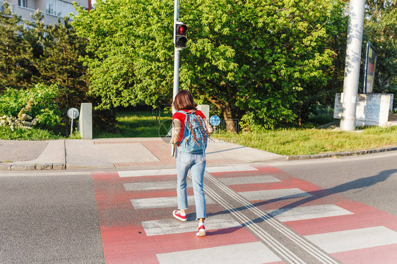 妇女违反交通规则用红灯在街图片