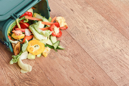 来自家庭厨房的食物垃圾通过在家中的堆肥箱回收图片