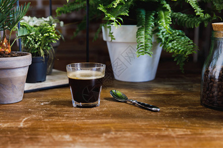 上午早晨咖啡杯中的黑咖啡与咖啡店的图片