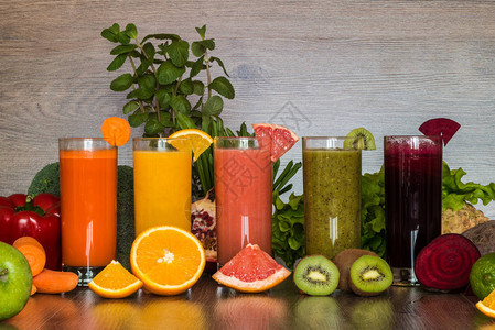 解毒饮食健康饮食不同种类的新鲜果汁图片