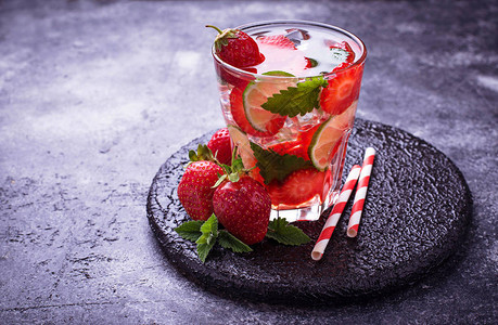 草莓莫吉托带有浆果酸橙和薄荷的清爽夏日饮品图片