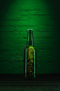 近距离观看绿光中一杯新鲜冷啤酒的图片