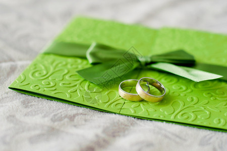 结婚戒指是盛宴的绿色图片