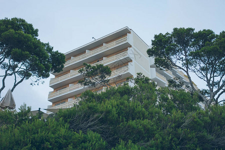 公寓大楼有大阳台树木环绕图片