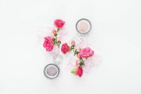 白色背景的玫瑰花芽浆果花瓣和化妆品图片